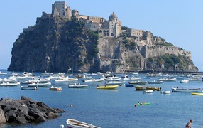 Порт на острове Искья, Италия