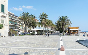 Набережная на курорте Финале Лигуре, Италия