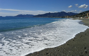 Отдых на пляже на курорте в Пьетра Лигуре, Италия