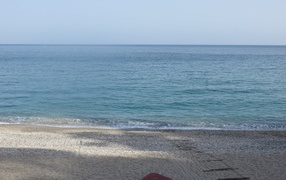 Отдых на пляже на курорте Споторно, Италия