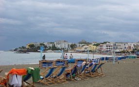 Отдых на пляже на острове Искья, Италия