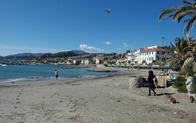 Отдых на пляже в Санто Стефано аль Маре, Италия