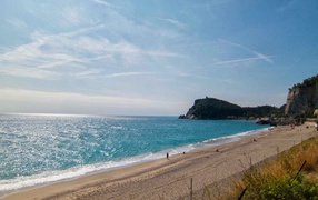 Отдых на пляже на курорте Ноли, Италия