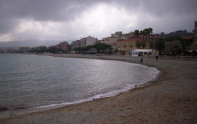 Отдых на пляже на курорте Сан Бартоломео Аль Маре, Италия