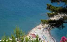 Отдых на каменистой косе на курорте Диано Марино, Италия