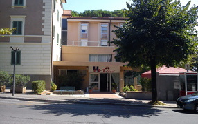 Придорожное кафе на курорте в Монтекатини Терме, Италия