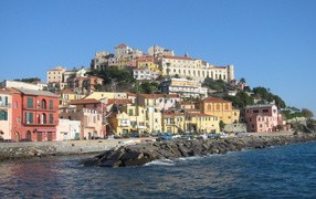 Каменистый берег на курорте Империя, Италия