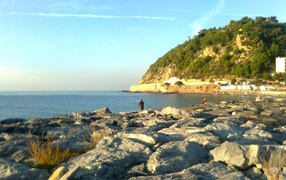 Каменистый берег на курорте Сан Бартоломео Аль Маре, Италия