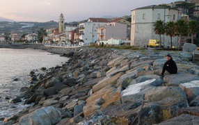 Каменистый берег в Санто Стефано аль Маре, Италия