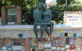 Скульптура на набережной на курорте Алассио, Италия