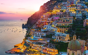 Сияющий город на курорте Позитано, Италия