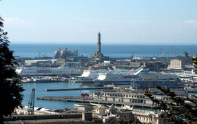 Корабли в порту в Генуе, Италия