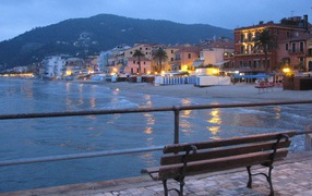 Лавка на набережной на курорте Алассио, Италия