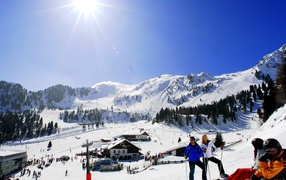 Катание на лыжах на горнолыжном курорте Кортина д'Ампеццо, Италия