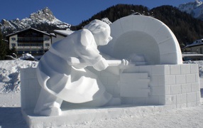 Снежная скульптура на горнолыжном курорте Валь-Ди-Фасса, Италия
