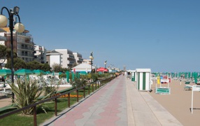 Весенний отдых на пляже на курорте Лидо ди Езоло, Италия