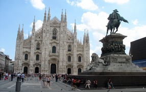 Площадь перед собором Дуомо в Милане, Италия