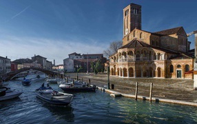 Базилика святой Марии на берегу канала на острове Мурано, Италия