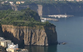 Обрывистые берега в Неаполе, Италия