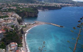 Обрывистые берега на острове Искья, Италия