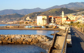 Ступеньки к морю в Санто Стефано аль Маре, Италия