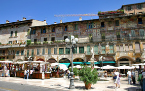 Уличный рынок в Вероне, Италия