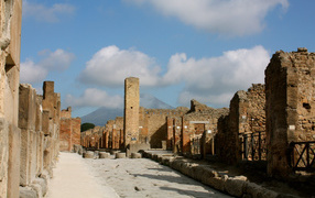 Улица на фоне Везувия в Помпеях, Италия