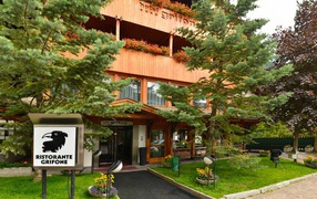 Летний вид отеля Грифон на горнолыжном курорте Мадонна ди Кампильо, Италия