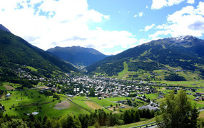 Летний пейзаж на курорте в Бормио, Италия