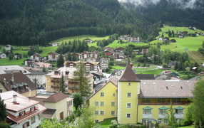 Летний пейзаж на курорте Ортизей, Италия