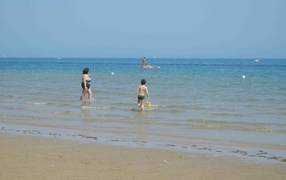 Летний отдых на пляже на курорте Пизавр, Италия