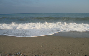 Летний отдых на пляже на курорте Споторно, Италия