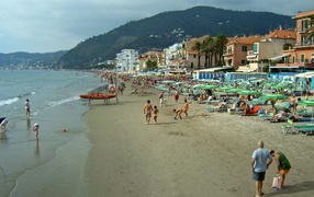 Летний отдых на пляже на курорте Алассио, Италия