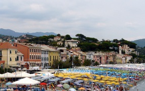 Летний отдых на пляже на курорте Челле Лигуре, Италия