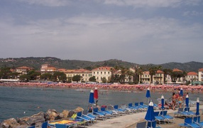 Летний отдых на пляже на курорте Диано Марино, Италия