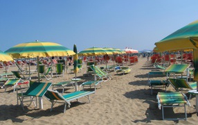 Летний отдых на пляже на курорте Лидо ди Езоло, Италия