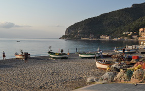 Летний отдых на пляже на курорте Ноли, Италия