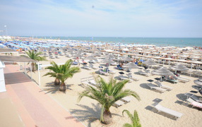 Летний отдых на пляже на курорте в Римини, Италия