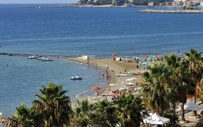 Летний отдых на пляже на курорте Сан Бартоломео Аль Маре, Италия