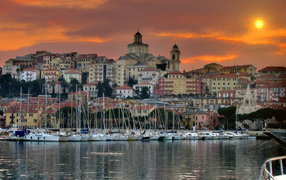 Закат на курорте Империя, Италия