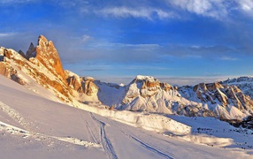 Закат в горах на горнолыжном курорте Сельва, Италия