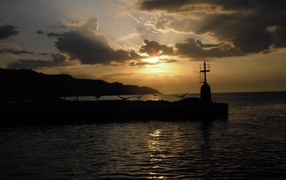 Закат на пляже на курорте Пизавр, Италия