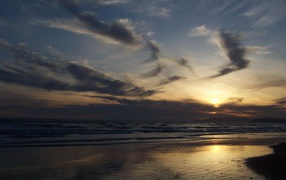 Закат над пляжем на курорте Форте дей Марми, Италия