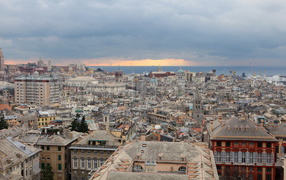 Закат над городом в Генуе, Италия