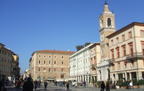 Башня с часами на курорте в Римини, Италия