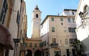 Башня с часами на курорте Бордигера, Италия