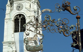 Башня с часами на горнолыжном курорте Кортина д'Ампеццо, Италия