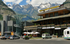 Главная площадь на горнолыжном курорте Курмайор, Италия