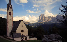 Старинная церковь на курорте Ортизей, Италия