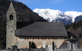 Старинная церковь на горнолыжном курорте Мадонна ди Кампильо, Италия